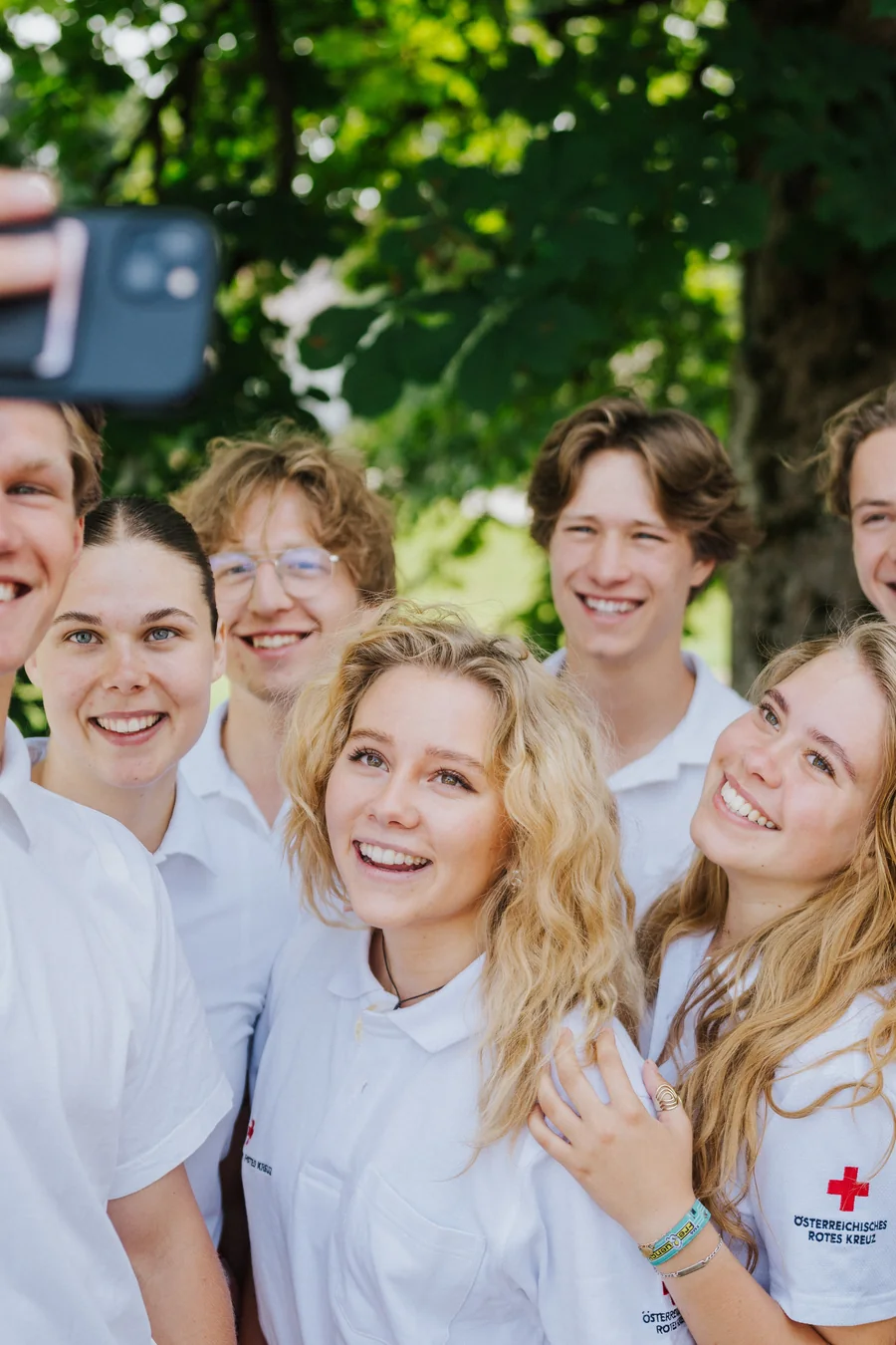 Fundraiser stehen lachend beisammen
